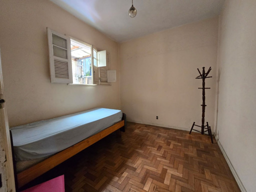 Quarto 2 com piso em taco