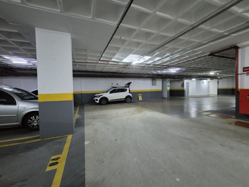 vaga de garagem com tomada para carro eletrico