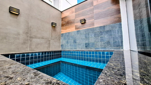 Maravilhosa casa geminada, com área construída de aproximadamente 173 m²
