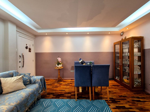 sala com iluminação indireta