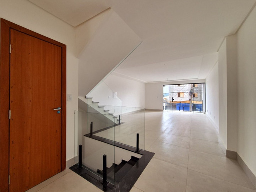 Sala integrada a cozinha com bancadas em granito