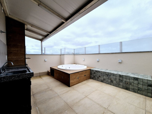 area externa com hidro, bancada e churrasqueira a carvão