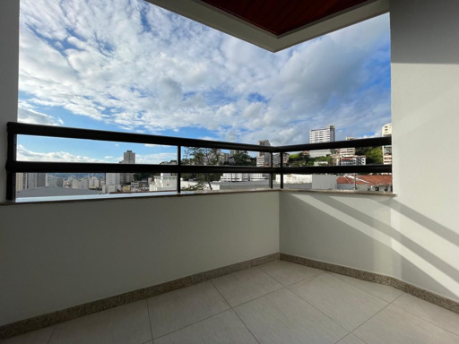 Varanda frente para a rua 