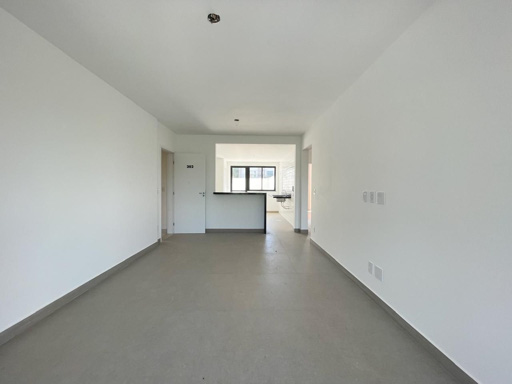 Espaçosa sala em dois ambientes com cozinha integrada