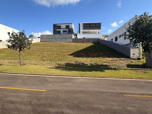 Terreno a direita da foto