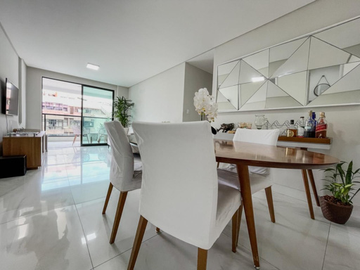 Ampla sala em dois ambientes confortáveis