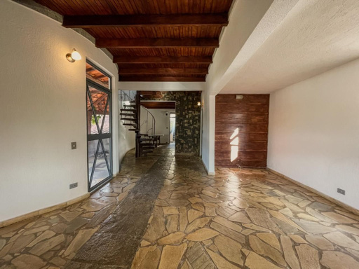 Piso em pedra e teto em madeira