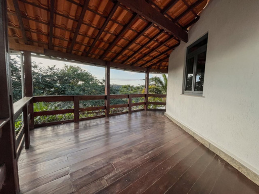 Varanda em toda a extensão da casa