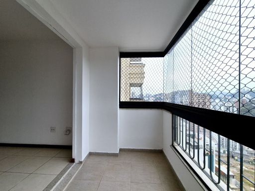 Varanda com cortina de vidro e tela