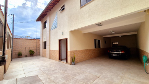 Frente da casa com vaga para 6 carros