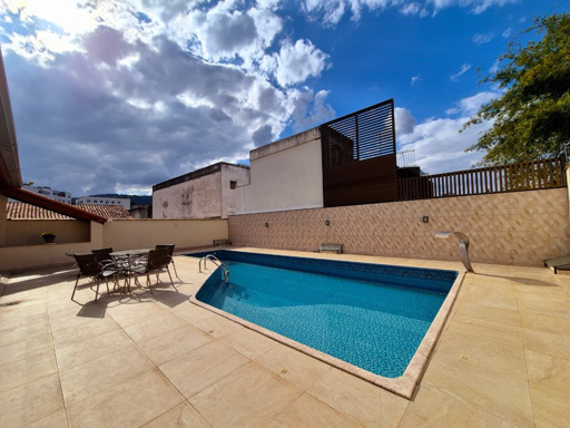 Área de lazer com piscina