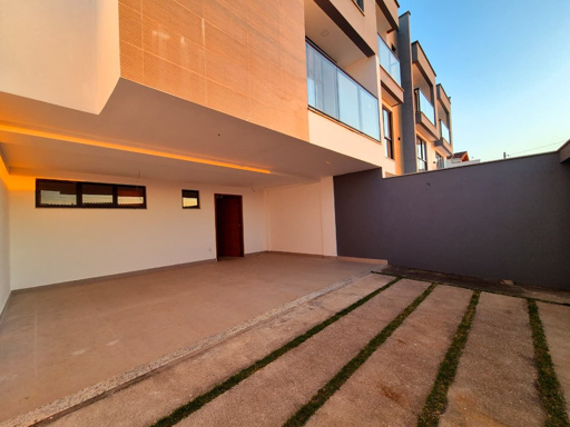 Vaga coberta para 2 carros e 1 moto