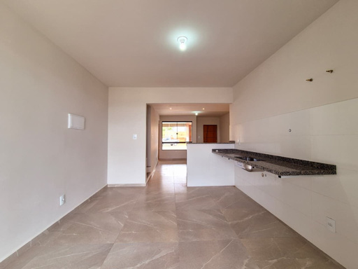 Cozinha clara com varanda