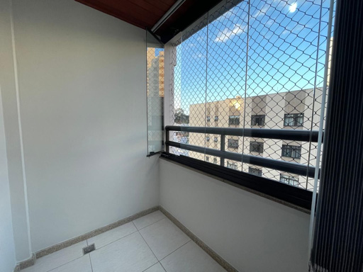 Varanda com cortina de vidro