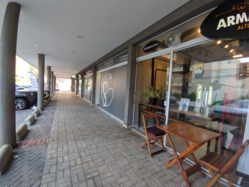 Várias lojas no entorno do prédio