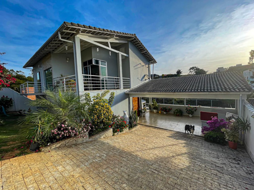 Belíssima casa em condomínio fechado