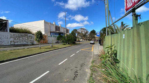Avenida com canteiro central