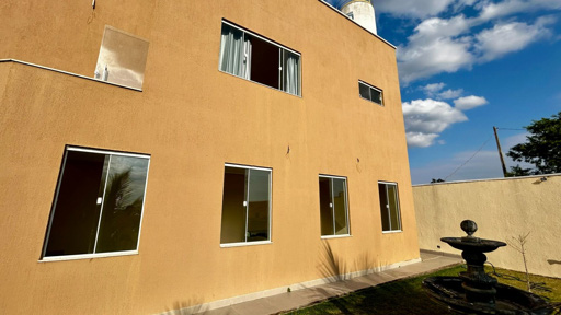 FRENTE CASA COM JARDIM
