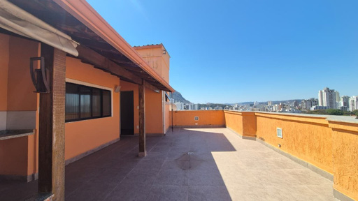 Terraço enorme ensolarado e com vista