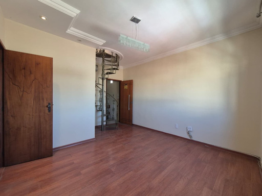 Sala com escada em caracol