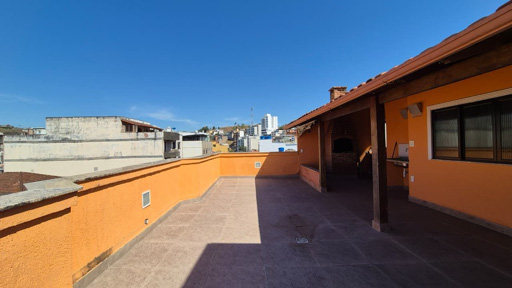 Terraço enorme com churrasqueira a carvão