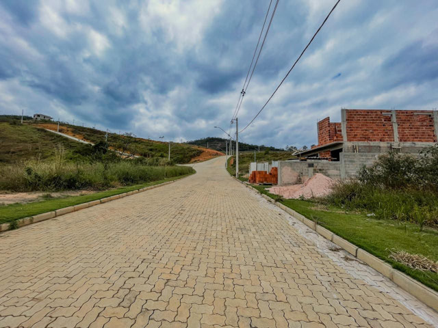 O condomínio conta com ruas largas