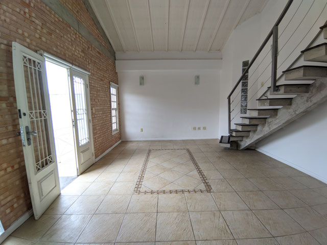 Sala com o pé direito duplo