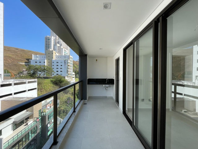 Apto de frente com sol da tarde