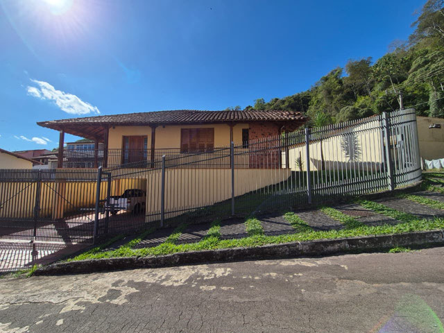 Casa com 4 quartos para venda no bairro Bosque dos Pinheiros em Juiz de Fora, MG