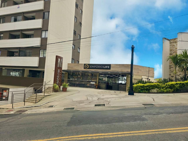 Fachada com vaga de garagem