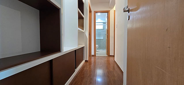 Corredor com Armários