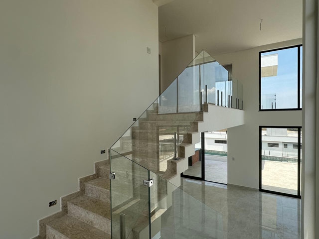 Escada de acesso ao 2º piso