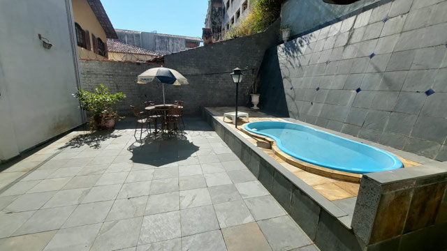 ÁREA EXTERNA COM PISCINA