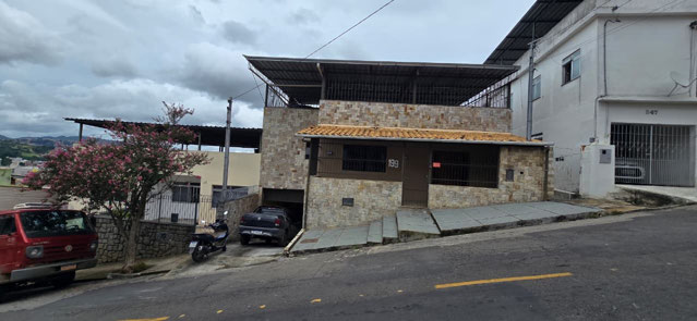 Casa ampla, bem localizada, com garagem grande, ambientes de lazer completos (salão de jogos, churrasqueira, piscina e área gourmet), além de quartos confortáveis e um terraço incrível.