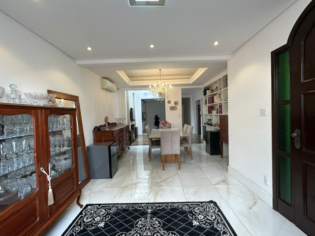 SALA AMPLA, EM PORCELANATO