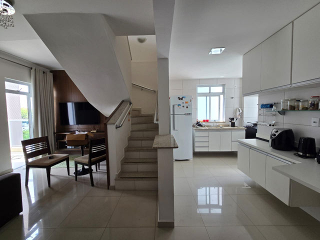 SALA / ACESSO AO 2º PISO