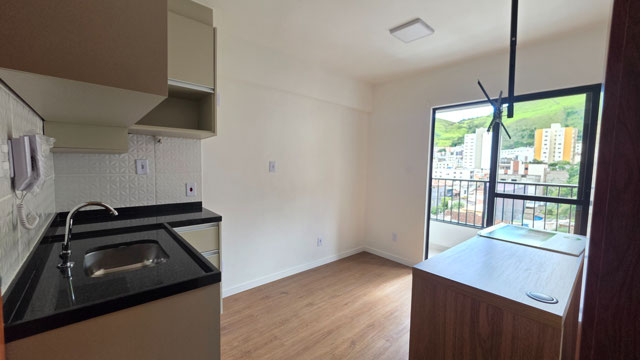 Cozinha e sala com varanda