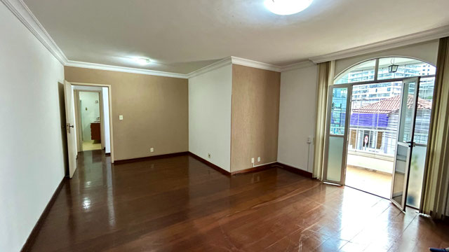 Sala ampla com varanda