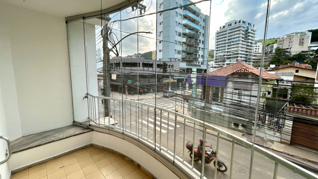 VARANDA COM CORTINA DE VIDRO