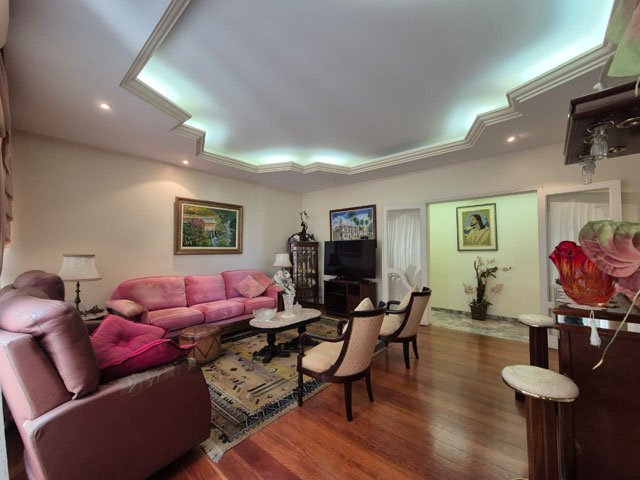 SALA AMPLA COM JANELÃO