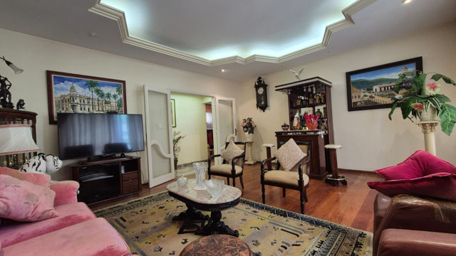 Sala para 2 ambientes e pé direito alto