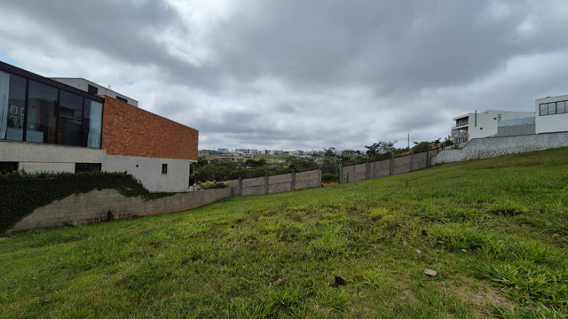 LOTE COM FRENTE/FUNDOS 15 m