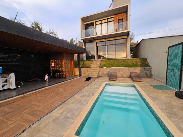 PISCINA E FACHADA DE FUNDOS