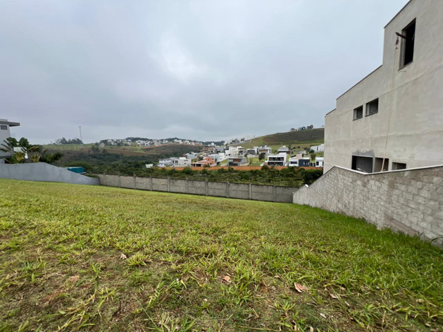 TERRENO EM DECLIVE