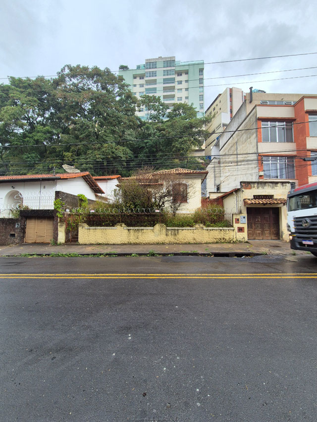 Frente com.14,50m e Laterais com 38m