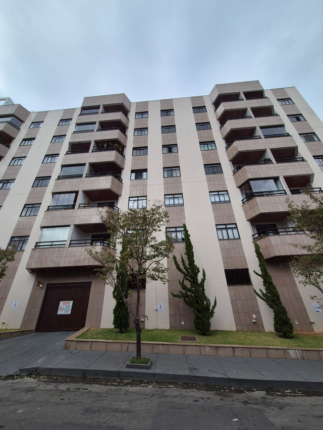 CONDOMÍNIO COM 2 ELEVADORES