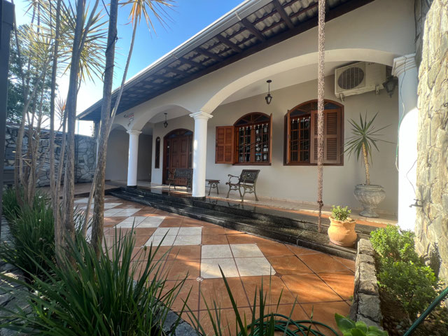 Casa com 4 quartos para venda no bairro Santa Helena em Juiz de Fora, MG