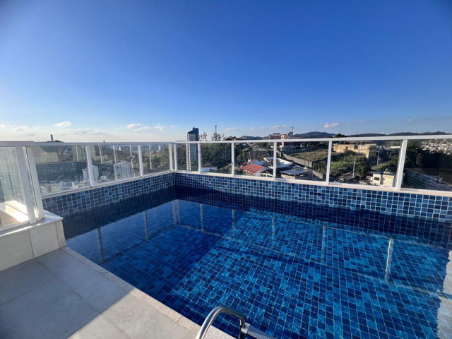 PISCINA DO CONDOMÍNIO