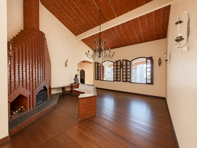 CASA COM 4 QUARTOS, 2 SUÍTES, NO BOM PASTOR
