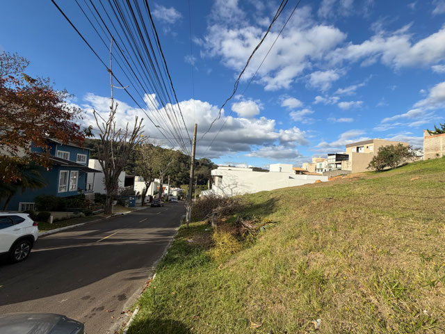 RUA EM FRENTE O TERRENO